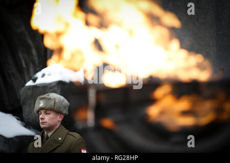 Varsavia, Polonia. 27 gennaio, 2019. Un soldato è visto durante la Shoah Giorno del Ricordo commemorazione il servizio presso il Ghetto Monumento degli eroi di Varsavia, Polonia, Gennaio 27, 2019. In questa domenica segna il 74º anniversario della liberazione del campo di concentramento di Auschwitz-Birkenau in cui oltre 1,1 milioni di persone sono stati sterminati durante l occupazione nazista della Polonia. Nel 2005, l'Assemblea generale delle Nazioni Unite designato 27 gennaio l anniversario della liberazione di Auschwitz-Birkenau, come olocausto internazionale Giorno del Ricordo. Credito: Jaap Arriens/Xinhua/Alamy Live News Foto Stock