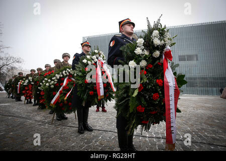 Varsavia, Polonia. 27 gennaio, 2019. I soldati si sono visti durante la Shoah Giorno del Ricordo commemorazione il servizio presso il Ghetto Monumento degli eroi di Varsavia, Polonia, Gennaio 27, 2019. In questa domenica segna il 74º anniversario della liberazione del campo di concentramento di Auschwitz-Birkenau in cui oltre 1,1 milioni di persone sono stati sterminati durante l occupazione nazista della Polonia. Nel 2005, l'Assemblea generale delle Nazioni Unite designato 27 gennaio l anniversario della liberazione di Auschwitz-Birkenau, come olocausto internazionale Giorno del Ricordo. Credito: Jaap Arriens/Xinhua/Alamy Live News Foto Stock