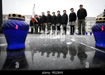 Varsavia, Polonia. 27 gennaio, 2019. I membri del polacco scouting organizzazione sono visto durante la Shoah Giorno del Ricordo commemorazione il servizio presso il Ghetto Monumento degli eroi di Varsavia, Polonia, Gennaio 27, 2019. In questa domenica segna il 74º anniversario della liberazione del campo di concentramento di Auschwitz-Birkenau in cui oltre 1,1 milioni di persone sono stati sterminati durante l occupazione nazista della Polonia. Nel 2005, l'Assemblea generale delle Nazioni Unite designato 27 gennaio l anniversario della liberazione di Auschwitz-Birkenau, come olocausto internazionale Giorno del Ricordo. Credito: Jaap Arriens/Xinhua/Alamy Live News Foto Stock