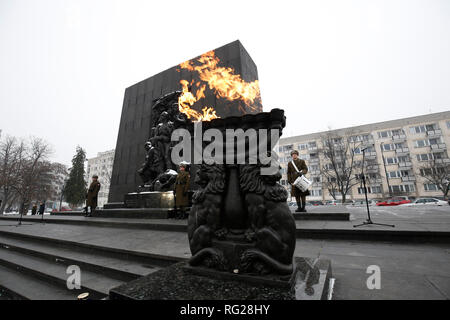 Varsavia, Polonia. 27 gennaio, 2019. I soldati si sono visti durante la Shoah Giorno del Ricordo commemorazione il servizio presso il Ghetto Monumento degli eroi di Varsavia, Polonia, Gennaio 27, 2019. In questa domenica segna il 74º anniversario della liberazione del campo di concentramento di Auschwitz-Birkenau in cui oltre 1,1 milioni di persone sono stati sterminati durante l occupazione nazista della Polonia. Nel 2005, l'Assemblea generale delle Nazioni Unite designato 27 gennaio l anniversario della liberazione di Auschwitz-Birkenau, come olocausto internazionale Giorno del Ricordo. Credito: Jaap Arriens/Xinhua/Alamy Live News Foto Stock