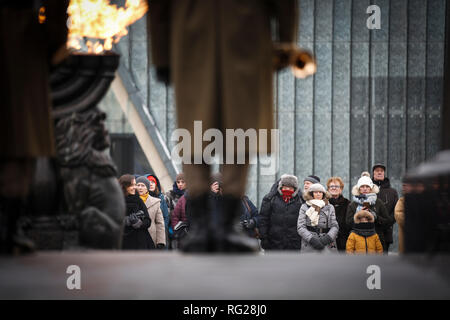 Varsavia, Polonia. 27 gennaio, 2019. Dignitari e gli ospiti sono visti durante la Shoah Giorno del Ricordo commemorazione il servizio presso il Ghetto Monumento degli eroi di Varsavia, Polonia, Gennaio 27, 2019. In questa domenica segna il 74º anniversario della liberazione del campo di concentramento di Auschwitz-Birkenau in cui oltre 1,1 milioni di persone sono stati sterminati durante l occupazione nazista della Polonia. Nel 2005, l'Assemblea generale delle Nazioni Unite designato 27 gennaio l anniversario della liberazione di Auschwitz-Birkenau, come olocausto internazionale Giorno del Ricordo. Credito: Jaap Arriens/Xinhua/Alamy Live News Foto Stock