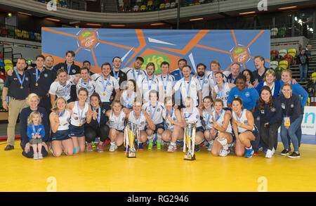 Londra, Regno Unito. Il 27 gennaio 2019. East Grinstead squadre di hockey con i trofei presso il Jaffa Super 6s Finals 2019 Cerimonia di premiazione avendo vinto entrambe mens e womens finali all'Coppebox Arena. Trevor Holt / Alamy Foto Stock