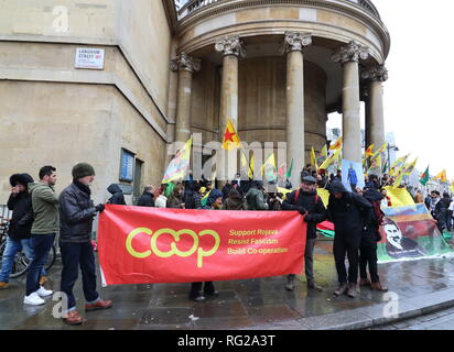 Londra, Regno Unito. 27 gennaio, 2019. I dimostranti sono visti tenendo un banner e bandiere durante la protesta per difendere i curdi provenienti dalla Turchia e contro la Turchia del presunto sostegno di Stato islamico al di fuori della BBC, Portland Place. Credito: Keith Mayhew/SOPA Immagini/ZUMA filo/Alamy Live News Foto Stock