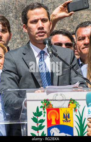 Caracas, Venezuela. 25 gennaio, 2019. Presidente ad interim del Venezuela, Juan Guaidó, in occasione della conferenza stampa tenutasi a Plaza Bolívar de Chacao. Caracas. Venezuela. Credito: Jimmy Villalta/Alamy Live News Foto Stock