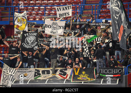 Foto di Claudio Grassi - LaPresse 27 gennaio 2019 Assago, Milano (Italia) Sport Basket Serie A CESTELLO Postemobile 2018-2019 AX Armani Exchange Olimpia Milano - Segafredo Virtus Bologna Nella foto: I tifosi della Segafredo Virtus Bologna Foto Stock