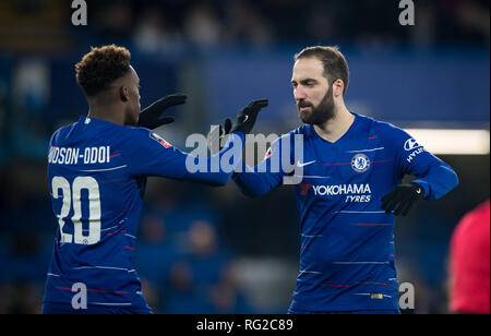 Londra, Regno Unito. Il 27 gennaio 2019. Gonzalo HIGUAIN & Callum Hudson-Odoi del Chelsea durante la FA Cup 4° round match tra Chelsea e Sheffield Mercoledì a Stamford Bridge, Londra, Inghilterra il 27 gennaio 2019. Foto di Andy Rowland.solo uso editoriale, è richiesta una licenza per uso commerciale. Nessun uso in scommesse, giochi o un singolo giocatore/club/league pubblicazione. Credito: Andrew Rowland/Alamy Live News Foto Stock