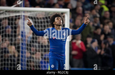 Londra, Regno Unito. Il 27 gennaio 2019. WILLIAN del Chelsea celeb tariffe il suo secondo obiettivo durante la FA Cup 4° round match tra Chelsea e Sheffield Mercoledì a Stamford Bridge, Londra, Inghilterra il 27 gennaio 2019. Foto di Andy Rowland.solo uso editoriale, è richiesta una licenza per uso commerciale. Nessun uso in scommesse, giochi o un singolo giocatore/club/league pubblicazione. Credito: Andrew Rowland/Alamy Live News Foto Stock