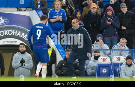 Londra, Regno Unito. Il 27 gennaio 2019. Chelsea manager Maurizio SARRI & Gonzalo HIGUAIN del Chelsea durante la FA Cup 4° round match tra Chelsea e Sheffield Mercoledì a Stamford Bridge, Londra, Inghilterra il 27 gennaio 2019. Foto di Andy Rowland.solo uso editoriale, è richiesta una licenza per uso commerciale. Nessun uso in scommesse, giochi o un singolo giocatore/club/league pubblicazione. Credito: Andrew Rowland/Alamy Live News Foto Stock