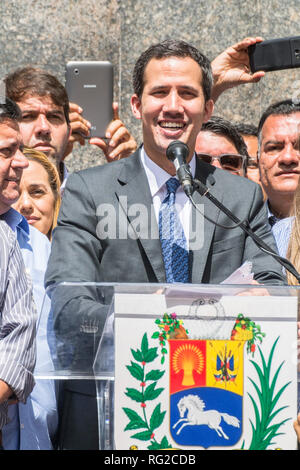 Caracas, Venezuela. 25 gennaio, 2019. Presidente ad interim del Venezuela, Juan Guaidó, in occasione della conferenza stampa tenutasi a Plaza Bolívar de Chacao. Caracas. Venezuela. Credito: Jimmy Villalta/Alamy Live News Foto Stock