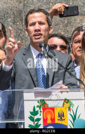 Caracas, Venezuela. 25 gennaio, 2019. Presidente ad interim del Venezuela, Juan Guaidó, in occasione della conferenza stampa tenutasi a Plaza Bolívar de Chacao. Caracas. Venezuela. Credito: Jimmy Villalta/Alamy Live News Foto Stock