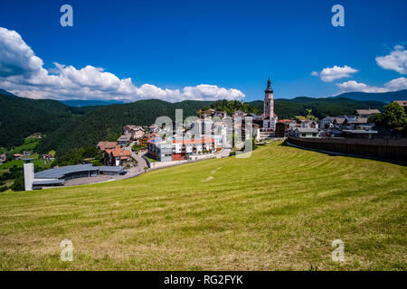 La cittadina è circondata da verdi colline e foreste Foto Stock