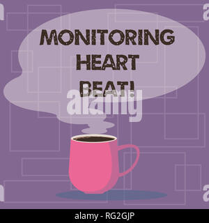 La scrittura della nota mostra il monitoraggio del battito cardiaco. Business photo vetrina per misurare o registrare la frequenza cardiaca in tempo reale la tazza di caffè caldo con colore bianco Foto Stock