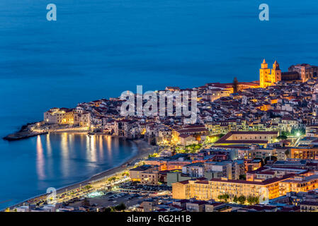 Cefalu a nord della costa della Sicilia al crepuscolo Foto Stock