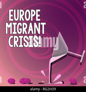 La grafia la scrittura di testo Europa crisi migranti. Concetto europeo di significato la crisi di rifugiati da un periodo inizio 2015 Cocktail bicchiere da vino versando Liqui Foto Stock