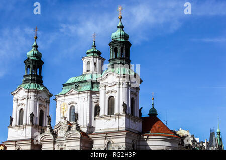 Torri di la chiesa di San Nicola in Piazza della Città Vecchia di Praga Repubblica Ceca Foto Stock