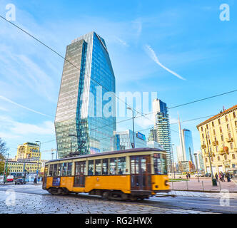 Un tram attraversando Porta Nuova quartiere degli affari con la torre Diamond in background. Vista da Piazza San Gioachimo square. Milano, lombardia, italia. Foto Stock