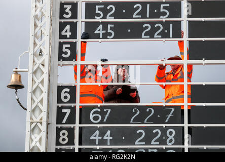 La classifica viene aggiornata durante la Vintage Sports-Car Club annuali di esami di guida al Brooklands Museum di Weybridge, Surrey. Foto Stock