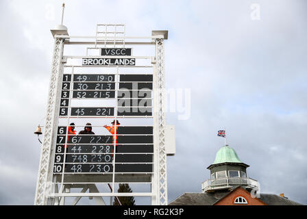 La classifica viene aggiornata durante la Vintage Sports-Car Club annuali di esami di guida al Brooklands Museum di Weybridge, Surrey. Foto Stock