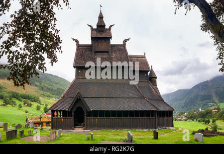 In legno del dodicesimo secolo doga Hopperstad chiesa (Hopperstad stavkyrkje), uno dei più antichi della doga rimanenti chiese in Norvegia. Vikoyri, Vik, Sogn og Fjord Foto Stock