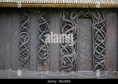 11 secolo sculture in legno sulla parete plance e stipiti della chiesa di Urnes (Urnes stavkyrkje), elencato come patrimonio mondiale dell'UNESCO e uno di Foto Stock