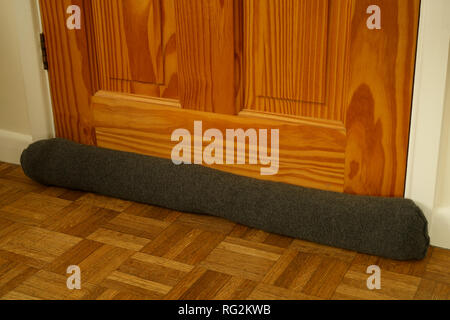 Dispositivo antispiffero alla base di una porta Foto Stock