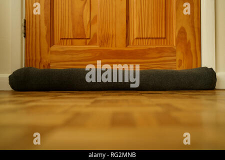 Dispositivo antispiffero alla base di una porta Foto Stock