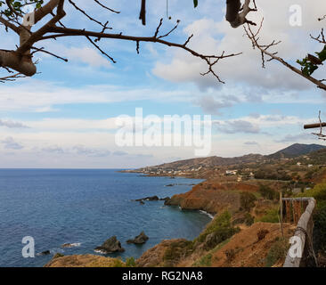 Scogliere e bellissime coste nel villaggio di Pomos, isola di Cipro. Foto Stock