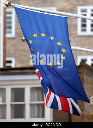 Le bandiere della Unione europea e Gran Bretagna volare al di fuori del Parlamento europeo ufficio del Regno Unito in Smith Square, Westminster. Foto Stock