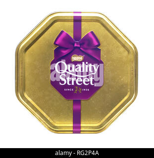 SWINDON, Regno Unito - 20 dicembre 2018: Natale edizione Quality Street stagno di cioccolato isolato su sfondo bianco. realizzato da Nestlé in Inghilterra. Foto Stock