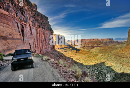 4WD veicolo su Shafer Trail Road, Shafer Canyon, Island in the Sky District, Canyonlands National Park, Utah, USA Foto Stock