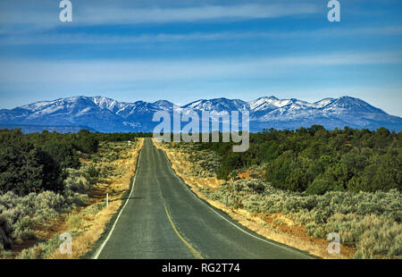 Abajo Mountains, vista da Moki Dugway Road (Utah 261) a Cedar Mesa, Utah, Stati Uniti d'America Foto Stock