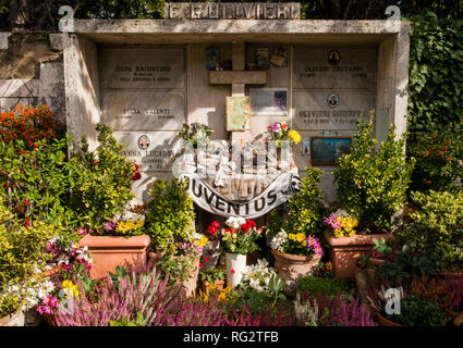 Oggetto contrassegnato per la rimozione definitiva nel cimitero, decorato con fiori e la Juventus Football sciarpa, Avezzano, regione Abruzzo, provincia di L'Aquila, Italia, Europa Foto Stock