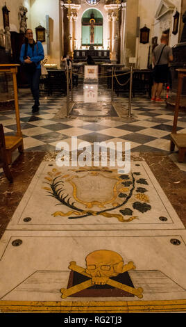 I turisti ad esplorare dentro la chiesa, cranio e crossbones dettaglio sul pavimento della chiesa, Ortigia, Siracusa, Sicilia, Italia, Europa Foto Stock