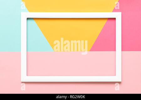 Geometrica astratta pastello blu, giallo e rosa carta piatta sullo sfondo dei laici. Il minimalismo, la geometria e la simmetria del modello vuoto con cornice immagine mock Foto Stock