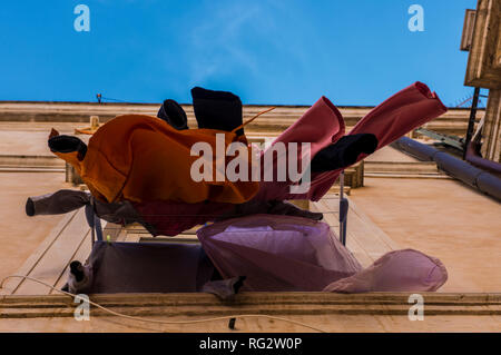 Lavaggio, al vento, appeso airer fuori Finestra, basso angolo visuale, Ortigia, Siracusa, Sicilia, Italia, Europa Foto Stock