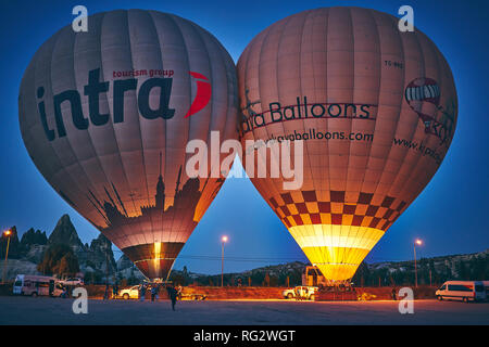 Ballons e univoca rocce della Cappadocia. Una ordinaria mattina in Cappadoica Foto Stock