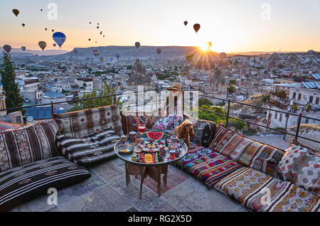 Una ordinaria mattina in Cappadocia: guardare il ballons e posa. Foto Stock