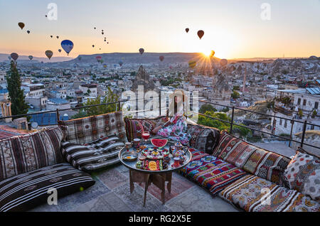 Una ordinaria mattina in Cappadocia: guardare il ballons e posa. Foto Stock