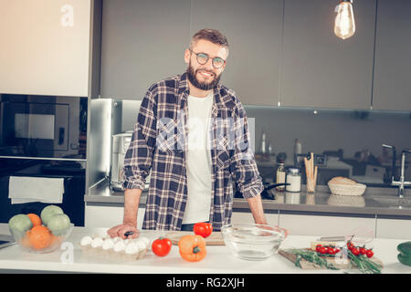 Tall barbuto dai capelli scuri in uomo eyewear cercando positivo Foto Stock