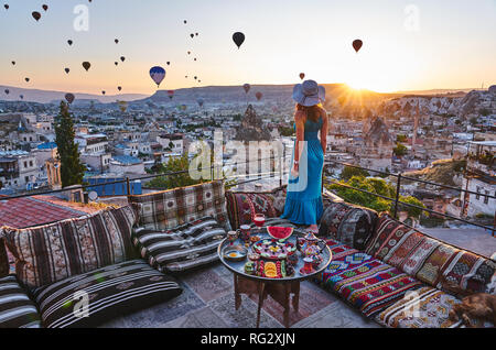 Una ordinaria mattina in Cappadocia: guardare il ballons e posa. Foto Stock