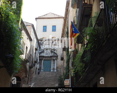 Bandiera catalana (Senyera) sventola da un balcone in Girona - Catalogna - Spagna Foto Stock