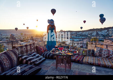 Una ordinaria mattina in Cappadocia: guardare il ballons e posa. Foto Stock