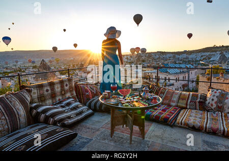 Una ordinaria mattina in Cappadocia: guardare il ballons e posa. Foto Stock