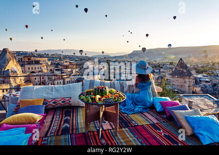 Una ordinaria mattina in Cappadocia: guardare il ballons e posa. Foto Stock