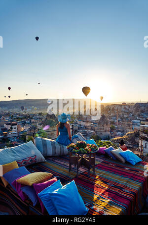 Una ordinaria mattina in Cappadocia: guardare il ballons e posa. Foto Stock