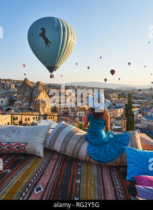 Una ordinaria mattina in Cappadocia: guardare il ballons e posa. Foto Stock