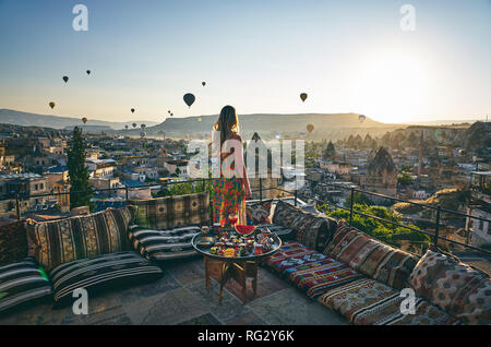 Una ordinaria mattina in Cappadocia: guardare il ballons e posa. Foto Stock