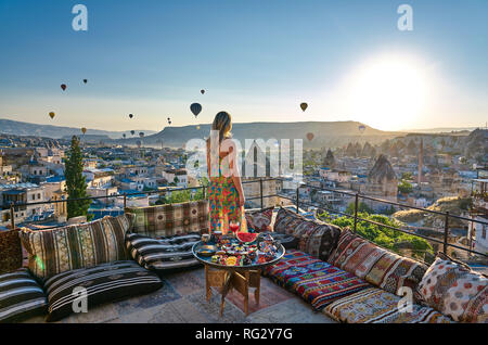 Una ordinaria mattina in Cappadocia: guardare il ballons e posa. Foto Stock