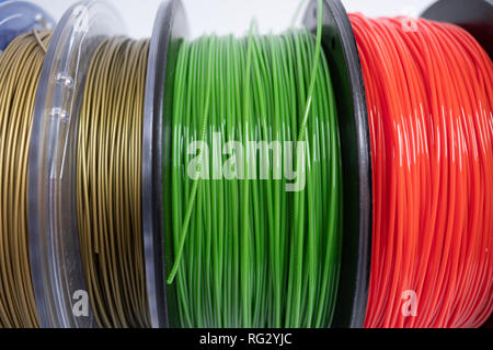 In plastica di colore PLA PETG e il filamento di ABS per la stampa su una stampante 3D Foto Stock