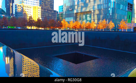 Fontana nel parco di notte / New York City - STATI UNITI D'AMERICA. Vista di Lower Manhattan / dicembre 19, 2018 Foto Stock